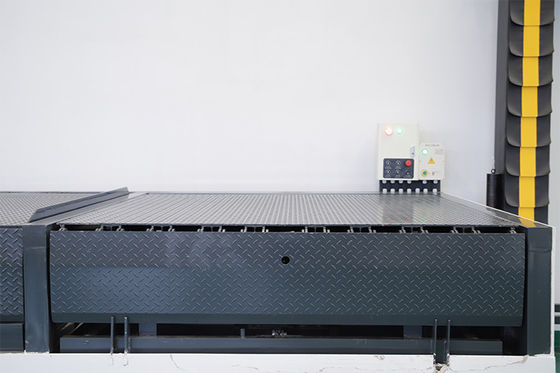 Depo Lojistik Ekipmanı Hava yastığı Dock Leveler 220 Volt 6*8 Boyut